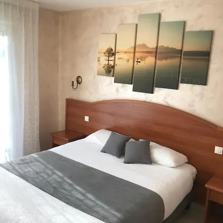 Logis - Le Chatel ホテル 3*