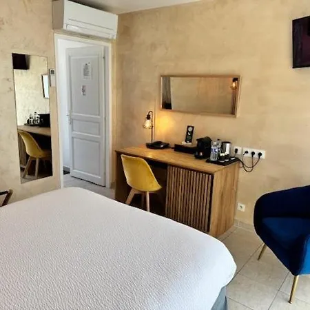 Otel Logis - Le Chatel Nangis