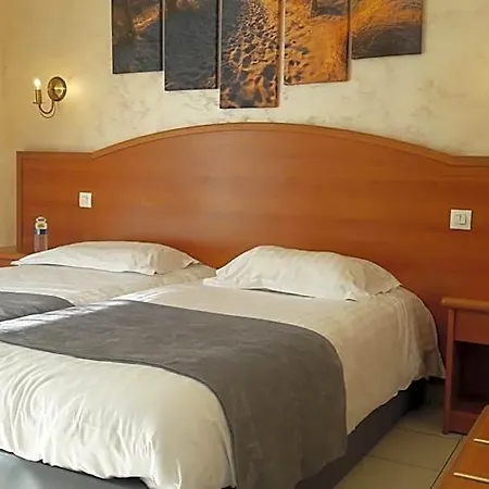 Logis - Le Chatel ホテル 3*