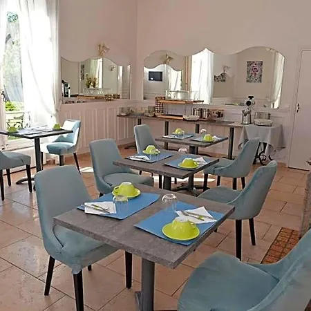 ホテル Logis - Le Chatel 3*