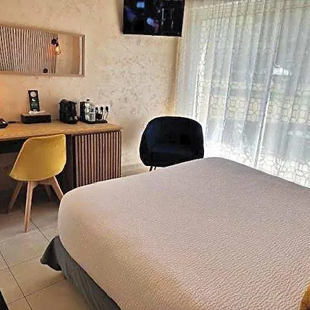 Logis - Le Chatel ホテル 3*