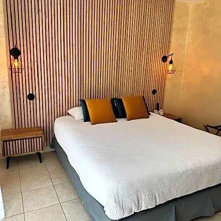 ホテル Logis - Le Chatel 3*