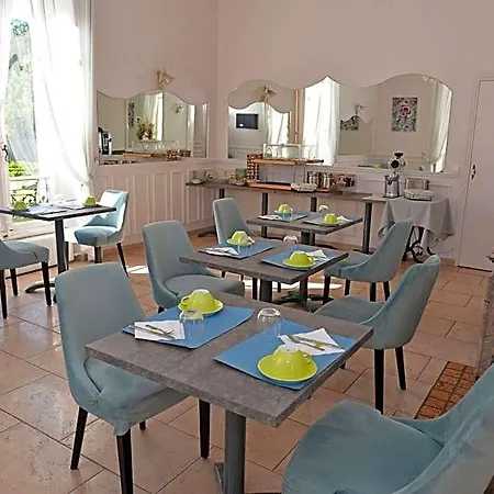 ホテル Logis - Le Chatel 3*