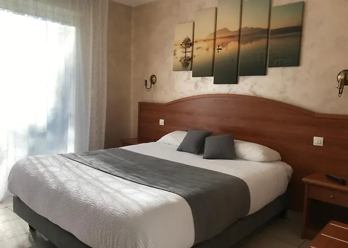 Logis - Le Chatel Hotel Nangis