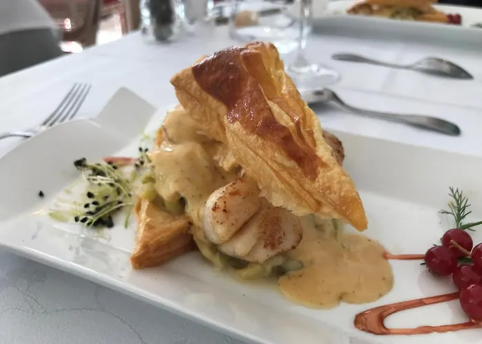 Hotel Logis - Le Chatel 3*