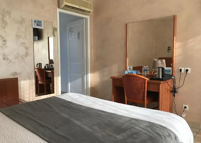 Logis - Le Chatel Hotel