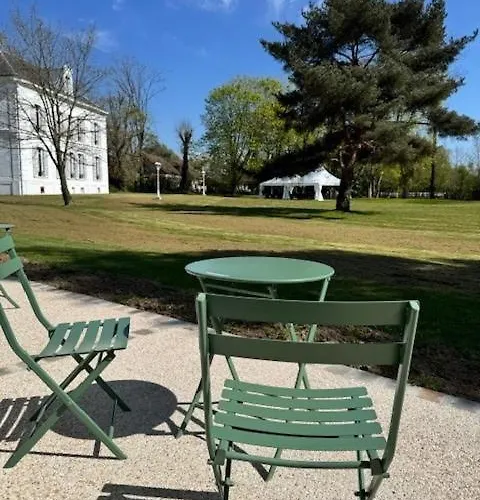 Hotel Logis - Le Chatel Nangis